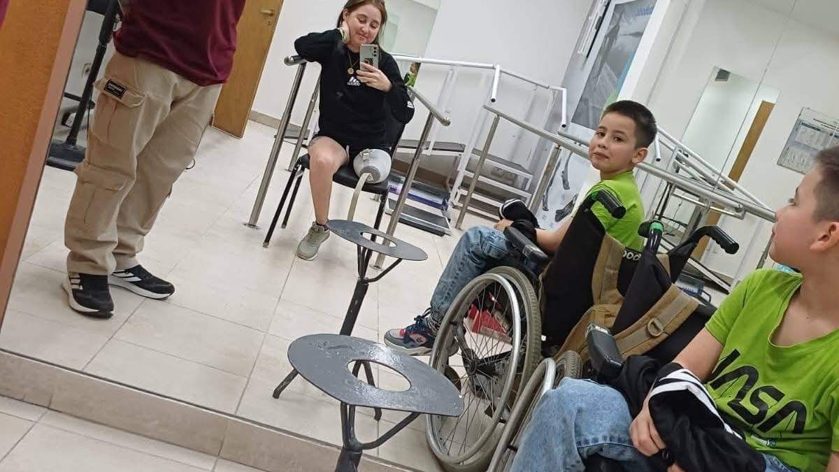 Alison Calfunao, con su familia, y la prótesis que le permitirá caminar por sus propios medios. Fuente (Facebook)