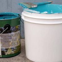 Si tenés 1 balde de pintura grande, no lo tires: creá este canasto para ropa o para guardar lo que gustes