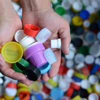 No tires las tapitas plásticas de las botellas de gaseosa: mirá esta gran idea para reparar las tapas de tus ollas