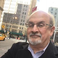 Salman Rushdie evoluciona favorablemente pero todavía sigue en estado grave