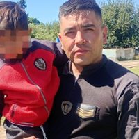 Un policía salvó a un niño de tres años de ser arrollado por un tren