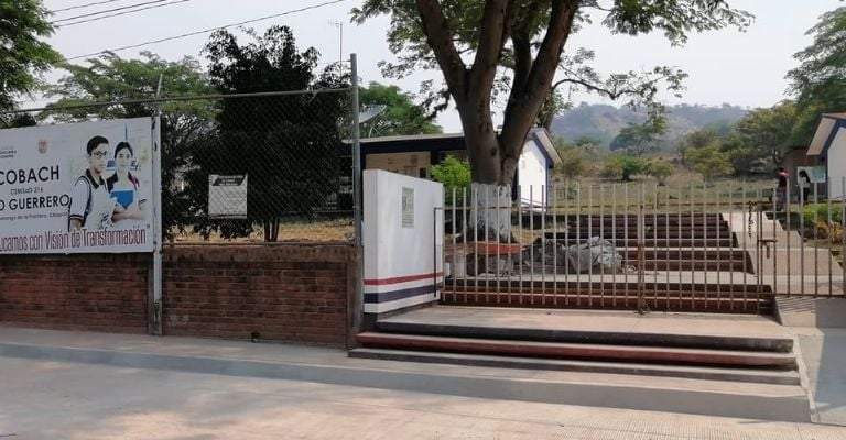 Las autoridades del plantel decidieron cerrarlo en demanda de mayor seguridad. De forma extraoficial, se dijo que los delincuentes “levantaron” a la profesora para forzar a su esposo a entregarse, luego de que se negó a participar en un bloqueo carretero.