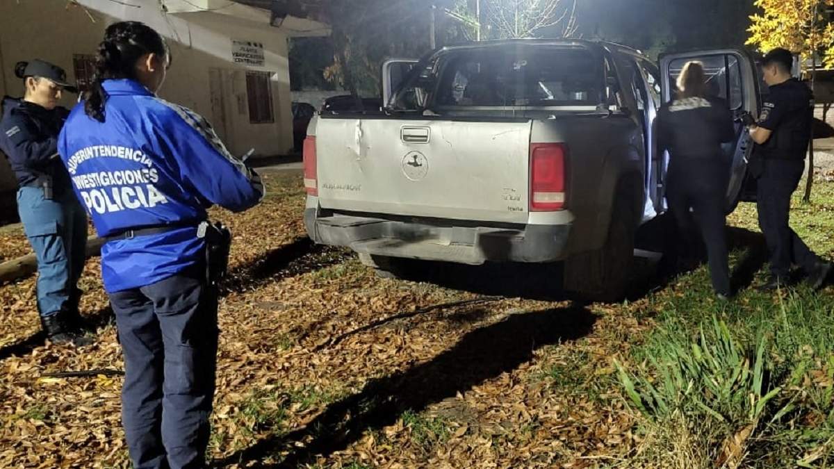 La Policía secuestró una camioneta en la que se movilizaban os acusados. Fuente (Centenario Digital)