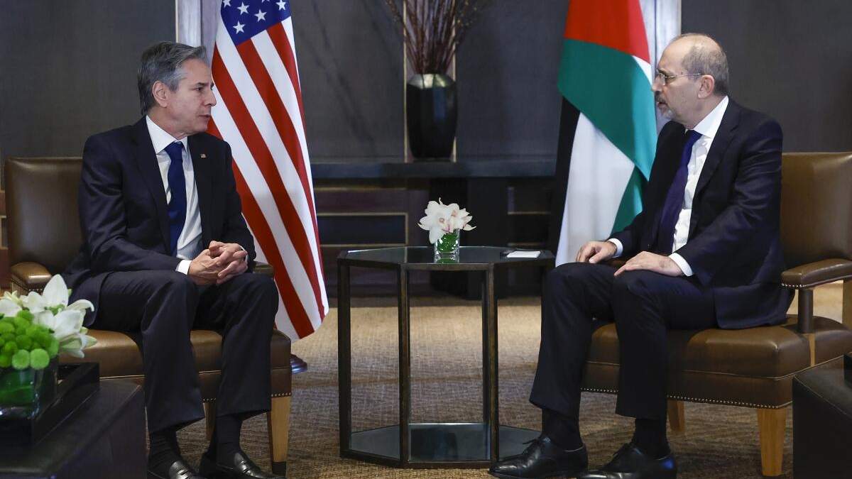 El secretario de Estado de EU Antony Blinken (i) con el ministro de exteriores jordano Ayman Safadi en Amán, Jordani