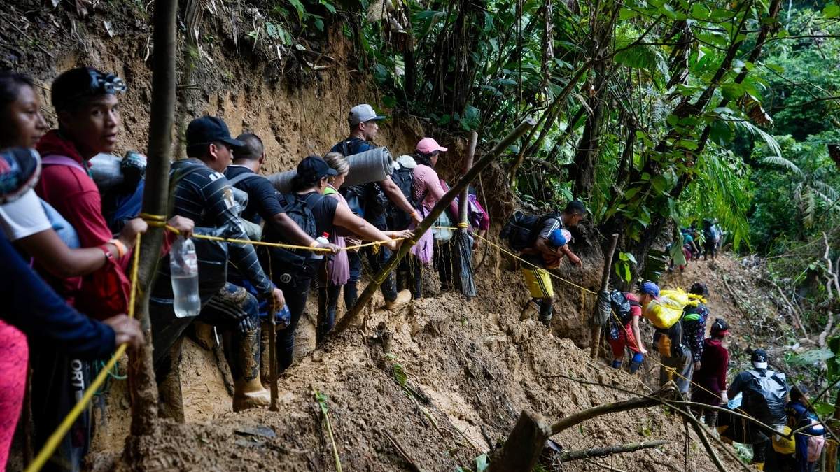 Migrantes venezolanos caminan a través del tapón de Darién de Colombia a Panamá, con la esperanza de llegar a Estados Unidos