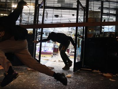 Por las protestas, Los Ángeles declara el toque de queda y llama a la Guardia Nacional