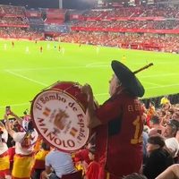Valencia despide a Manolo “El del Bombo”, el aficionado al fútbol más famoso de España