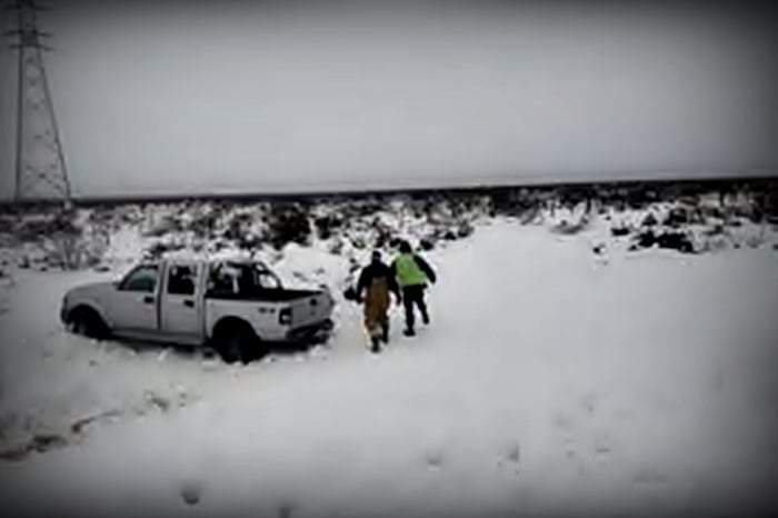 Rescate en medio de la nieve. Fuente: (Twitter)