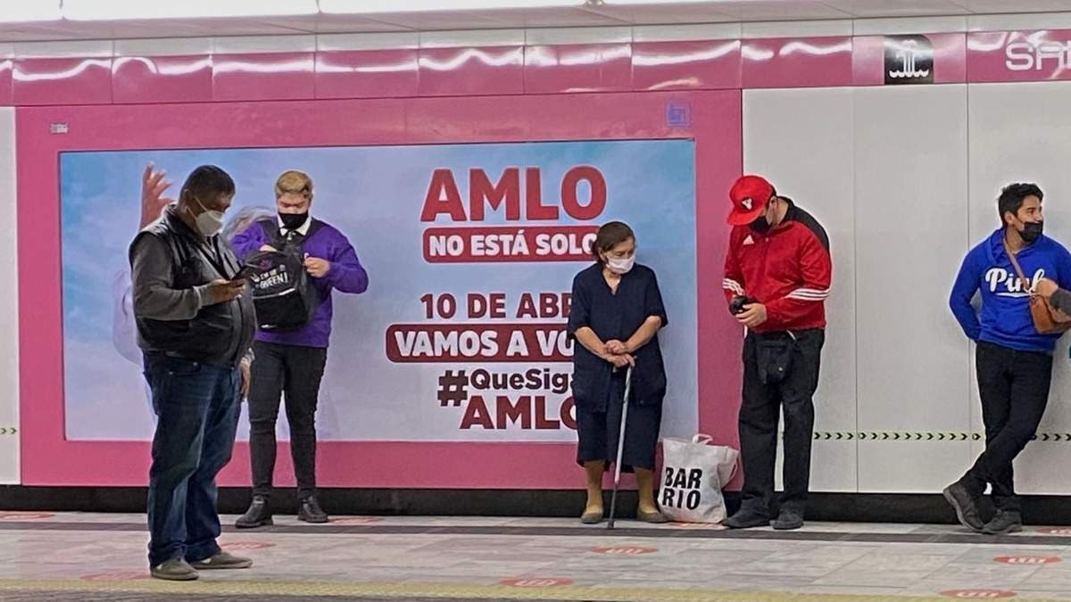 Propaganda de la consulta de revocación de mandato en el Metro de la CDMX