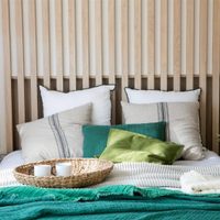 Las 3 ideas creativas para transformar tu dormitorio sin necesidad de un cabecero de cama tradicional
