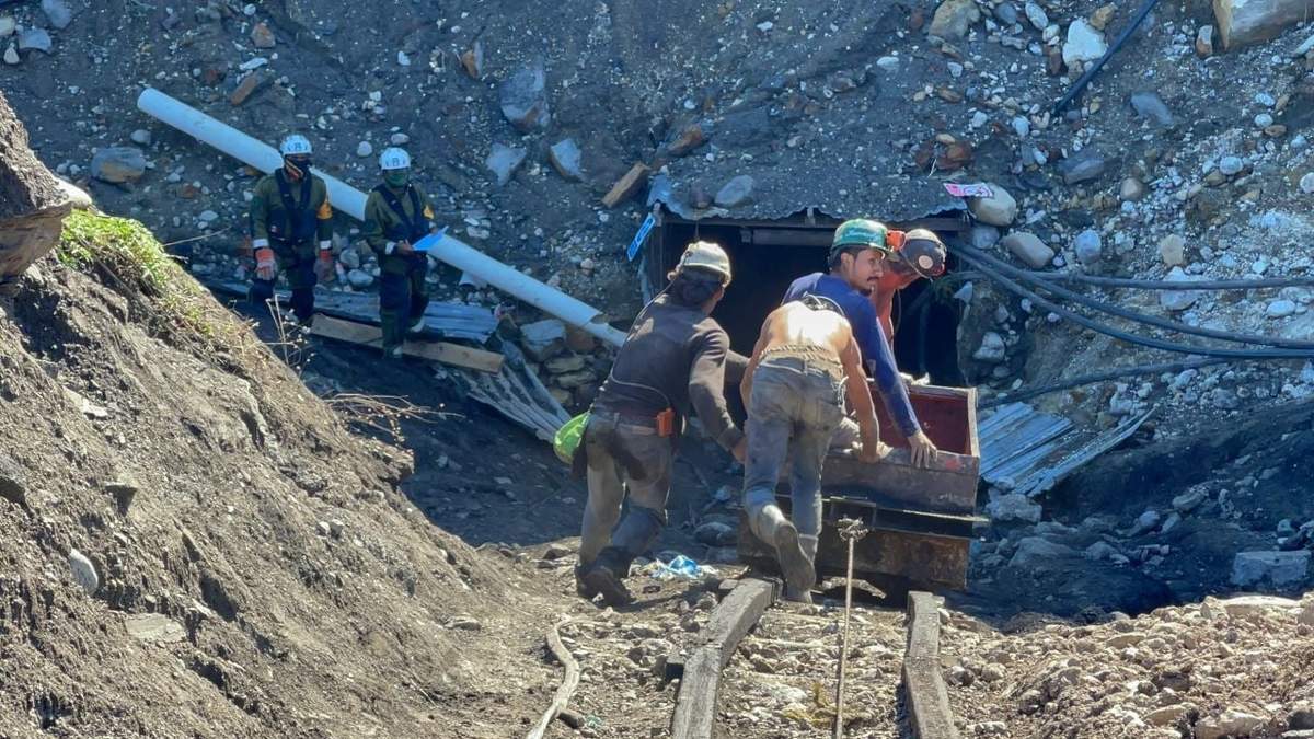 Continúan los trabajos de rescate de los siete mineros que quedaron atrapados en una mina de arrastre extractora de carbón en el Poblado de Rancherías