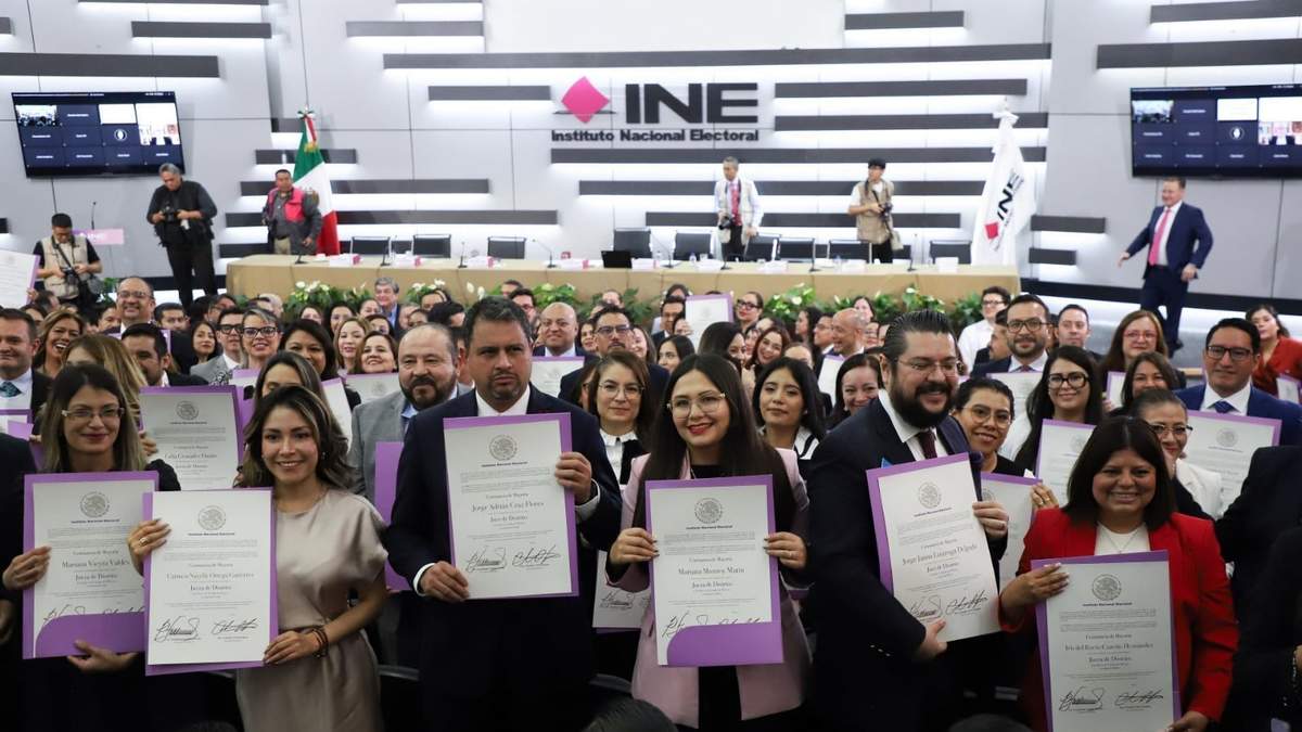 Candidatos a jueces y magistrados de distrito recibieron su constancia que acredita sus victorias en las urnas en las elecciones judiciales pasadas