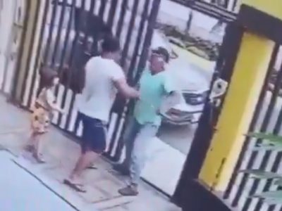 Conserje de una tienda de abarrotes evita el secuestro de una niña (Video)