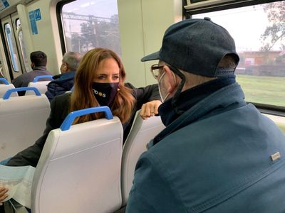 Tolosa Paz viajó en tren y comparó: “Santilli y Vidal no pueden mirar a los ojos a los trabajadores”