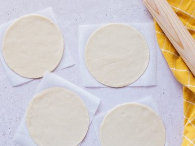 Masa de empanadas exprés sin gastar fortuna: para resolver la cena con lo que tenés en la heladera