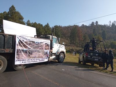Comuneros bloquean carretera para exigir freno a la tala clandestina en Ocuilán, Edomex