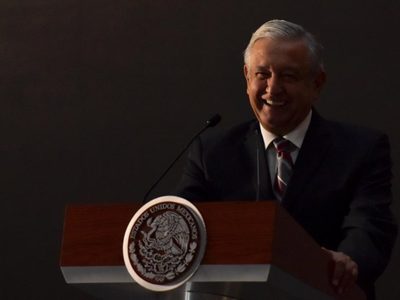 'Es un complot”, suelta AMLO tras apagón durante conferencia matutina en Palacio Nacional