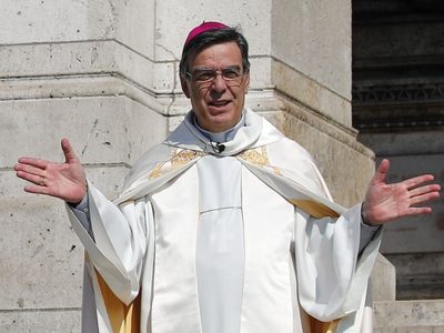 Exarzobispo de París, investigado por presuntos abusos