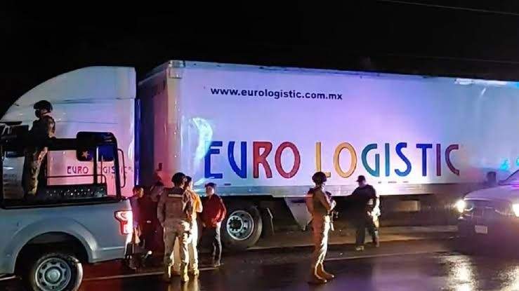 Tráiler con migrantes abandonado en una carretera de Veracruz