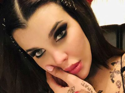 ¡No se da todos los días! Charlotte Caniggia no usa nada y las tapa con las manos. ¡Casi lo logra!