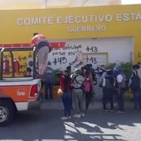 Normalistas de Ayotzinapa vandalizan sede del PRD en Chilpancingo