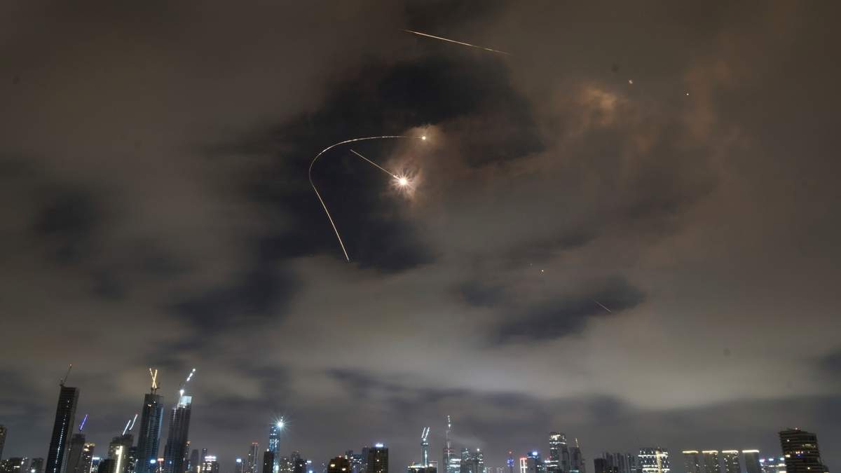 El sistema de defensa antiaérea israelí dispara para interceptar misiles durante un ataque iraní a Tel Aviv, Israel, el 21 de junio