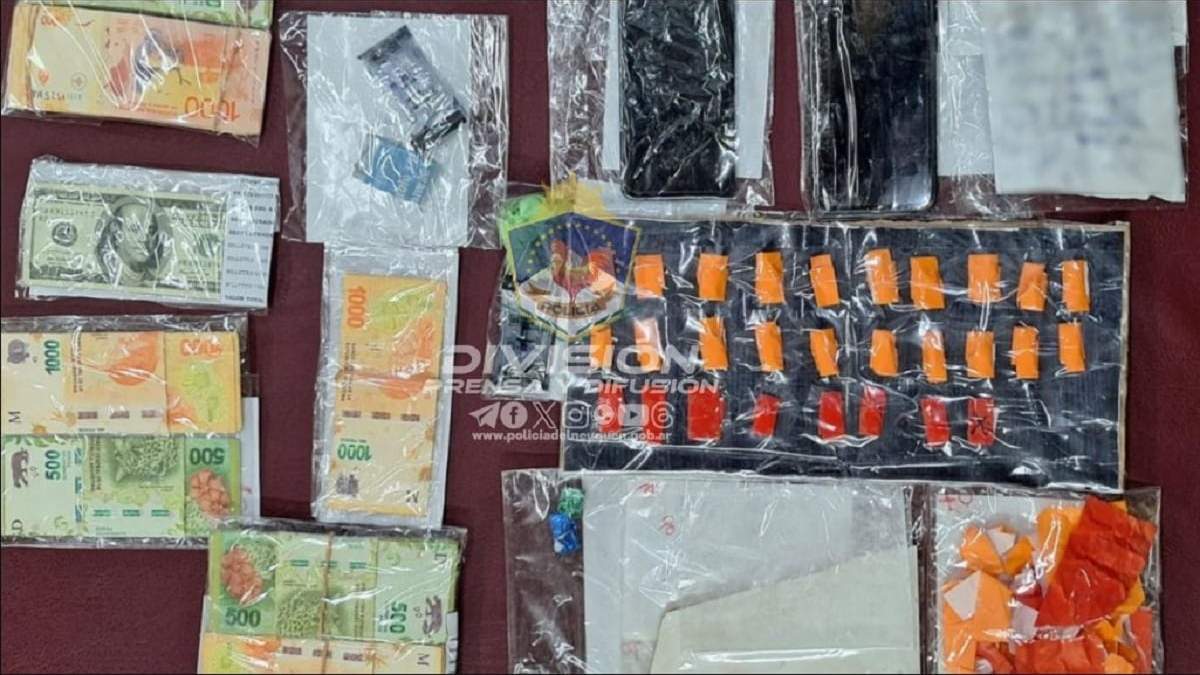 Estupefacientes y dinero en efectivo en kiosco narco. Fuente: (Policía de Neuquén)