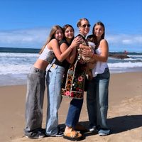 Nicole Neumann y sus hijas mostraron cómo se llevan los jeans esta temporada