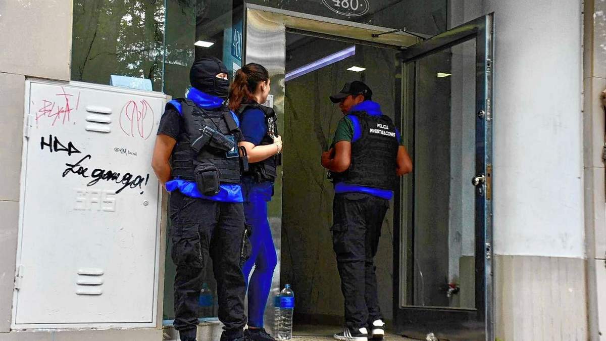 Procedimiento en la sede de la UOCRA de Neuquén capital. Fuente: (Matías Subat - Diario RN)