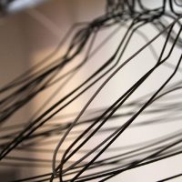 Si tenés una percha de ropa metálica vieja o rota, no la tires: creá este fabuloso portatoallas que no parece reciclado