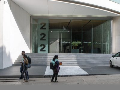Muere hombre de 40 años al arrojarse del segundo piso de Reforma 222