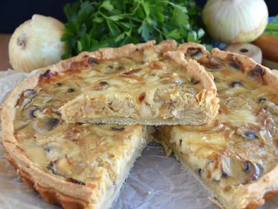 Tarta con cebolla caramelizada, queso y champiñones: una receta imperdible si no sabés qué cocinar esta semana