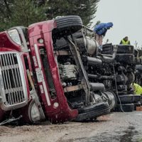 El vuelco de un camión en la curva de Pio Protto ocasionó un corte en la Ruta 40