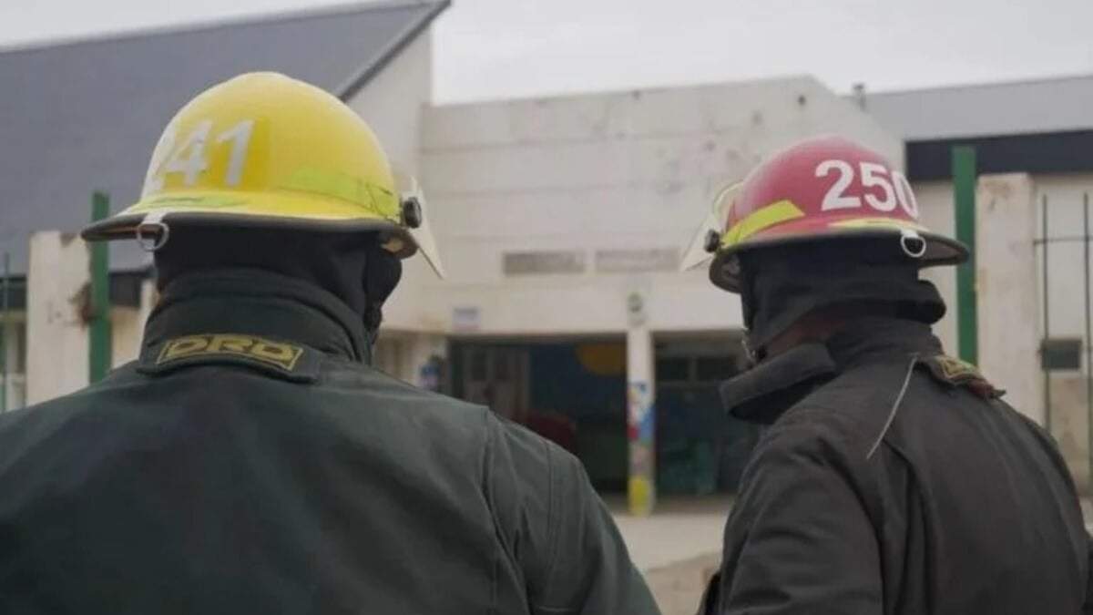 Bomberos en la escuela 359. Fuente: (RSM).
