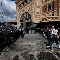 Anticuarentenas protagonizan una jornada de violentas protestas en Australia: cientos de detenidos