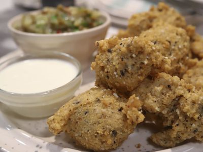Si tenés una lata de arvejas, hacete estos buñuelos rellenos de muzzarella que son un 10 para la picadita del finde