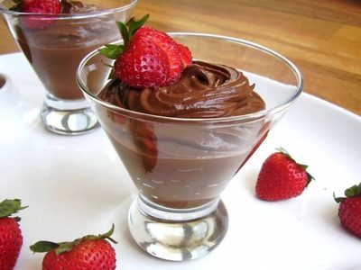 El postre que siempre roba elogios: mousse intensa de chocolate con frutillas y frutos del bosque