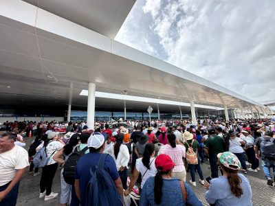 La CNTE bloquea el acceso al aeropuerto de Mérida