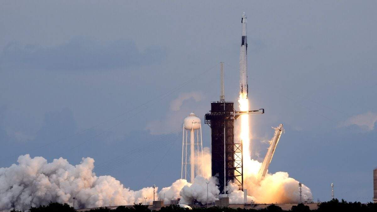 Un cohete Falcon 9 de SpaceX, con la cápsula Dragon y una tripulación de cuatro astronautas independientes, despega desde el Centro Espacial Kennedy en Cabo Cañaveral, Florida