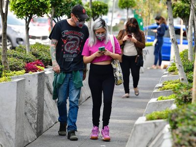 El uso diario del celular subió en 2021 hasta las 4.8 horas