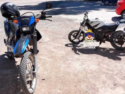 Detuvieron a dos motociclistas sin papeles y con una batería