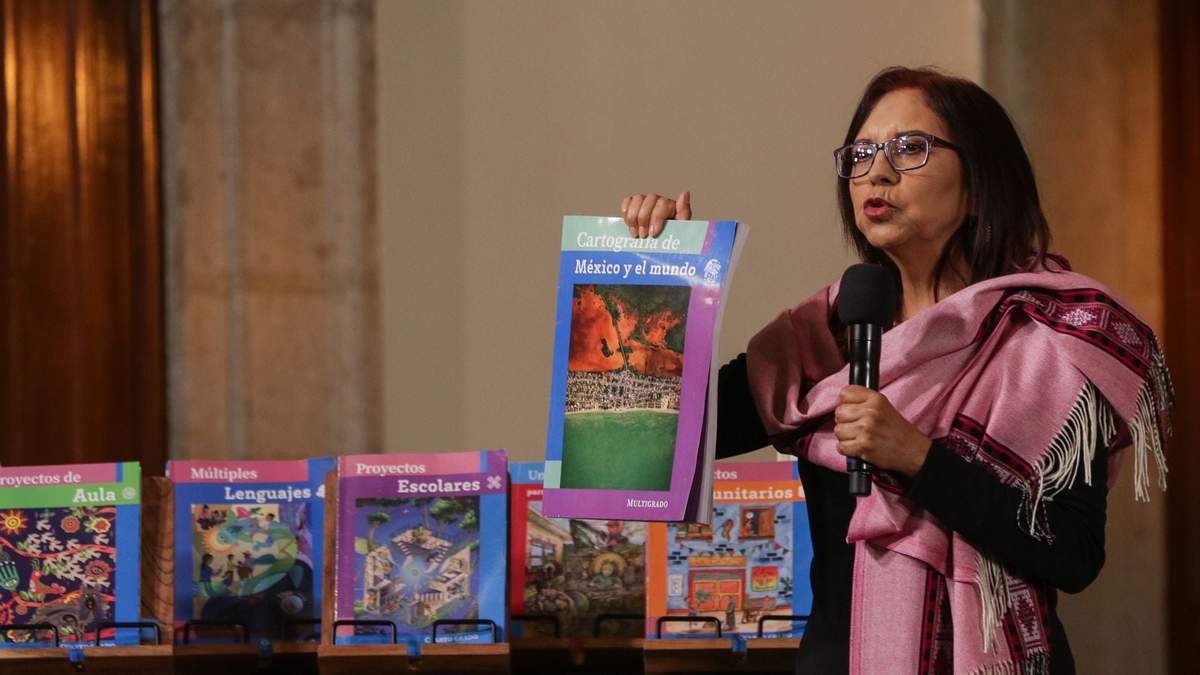 Leticia Ramírez en la presentación de los nuevos libros