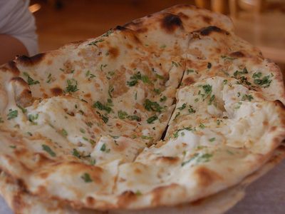 Cuando creías que era inmejorable, llegó el pan Naan relleno de queso: sin horno y con pocos ingredientes