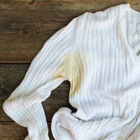 Tomá nota: este es el mejor truco para eliminar las manchas amarillas de tus prendas favoritas