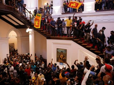Crisis total en Sri Lanka: así fue el momento en que miles irrumpieron en la residencia presidencial