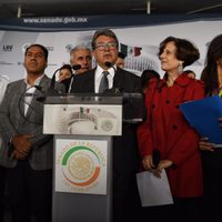 Feministas fijan postura contra la militarización en el Senado; se hacen acompañar de Monreal