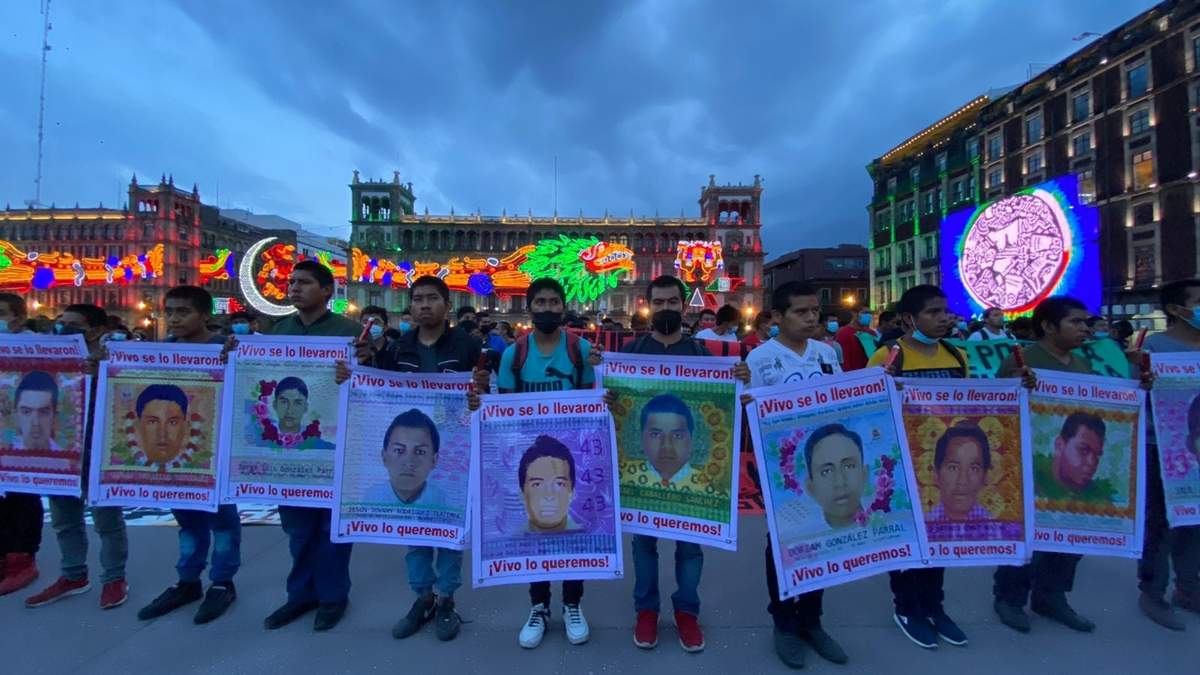 Los padres encabezaron la marcha, sosteniendo en sus manos las mantas con los rostros de sus hijos