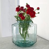 Una cosa que siempre tirás y con la que podés crear el jarrón más hermoso, como está de moda en las revistas