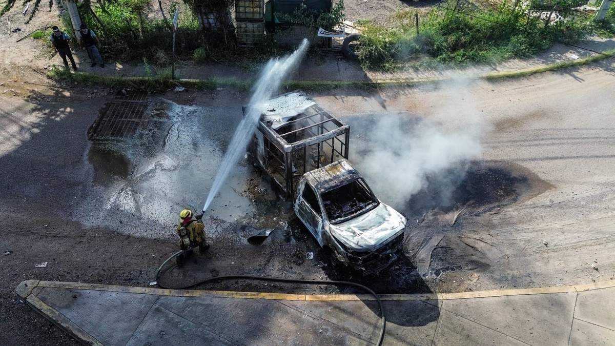 Vehículos incendiados para bloquear caminos en Culiacán