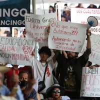 Protestan contra La Sosa Nostra en mitin de Claudia Sheinbaum en Hidalgo